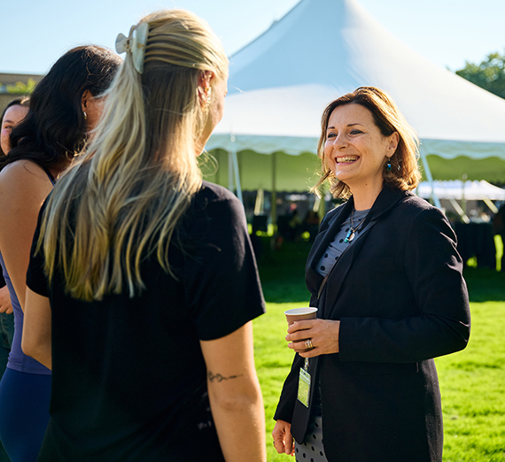 パセリーニが就任式で来場者に手を振る様子。